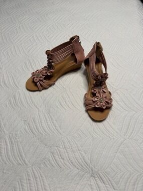 XIANGLV Women’s Pink Faux Leather Floral Wedge Sandals. Size 41 10